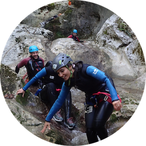 Participez à des activités sportives encadrées à Aix-les-Bains. Vivez l'aventure avec nos moniteurs diplômés lors de sessions de parapente, canyoning, randonnée et bien plus.