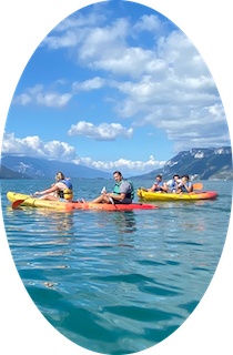 Naviguez en canoë sur le majestueux Lac du Bourget et découvrez des paysages exceptionnels entre eau cristalline et montagnes grandioses. Profitez d’une balade paisible ou d’une aventure plus sportive, en solo, en duo ou en groupe. Pagayez au cœur de la Savoie et explorez les rives sauvages, les criques secrètes et les panoramas uniques qu’offre le plus grand lac naturel de France. Une expérience inoubliable, idéale pour les amateurs de nature et de sensations douces !